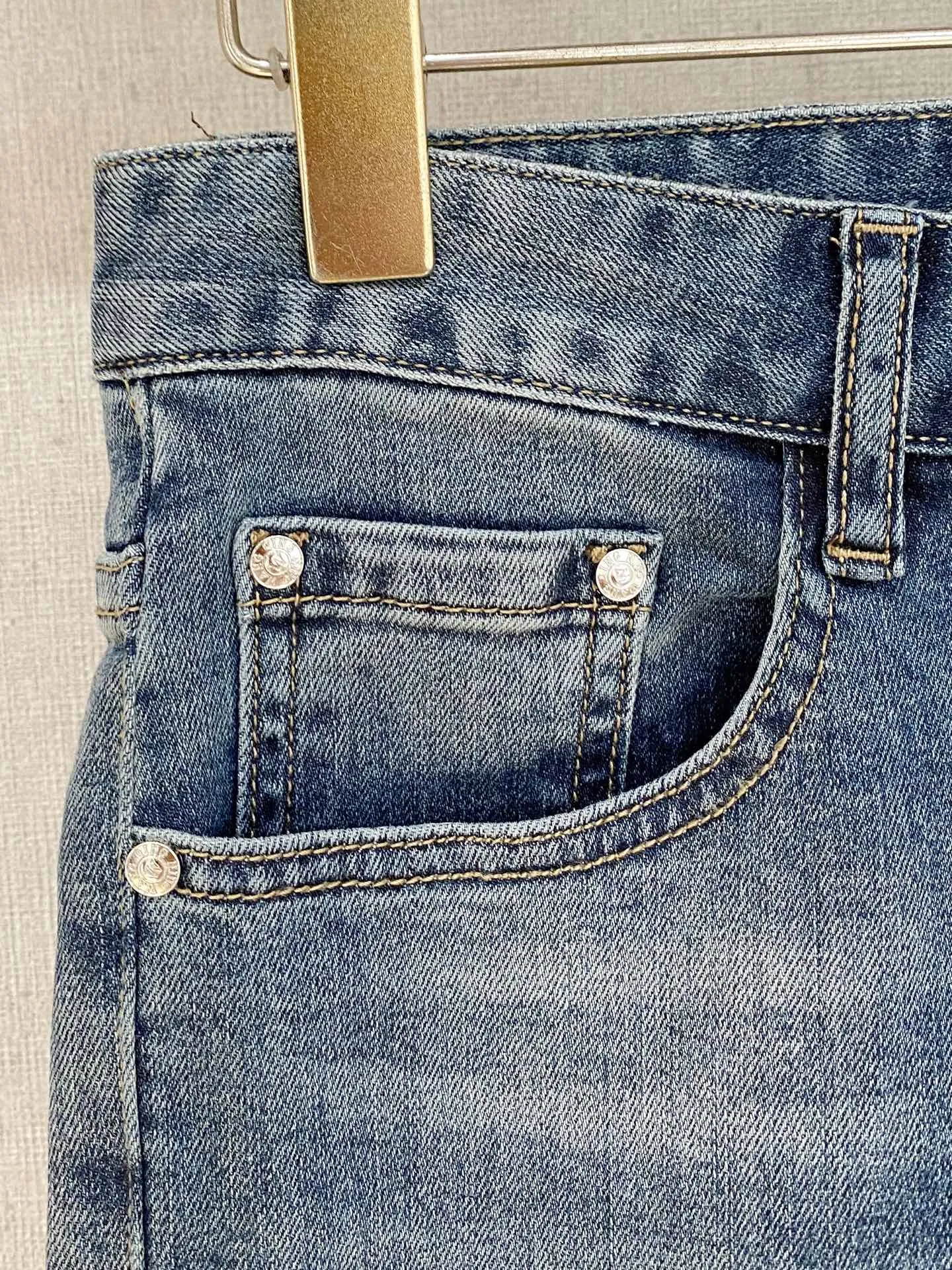 Valentino 💎2026 summer latest shorts ️ launches new men’s denim shorts! Heavy-duty washed denim fabric, customized fabric is softer and more comfortable than ordinary denim fabric! Ultra-heavy industrial washing process and dual-process washing. The entire pair of pants has a comfortable hand feel, and the level of fineness and breathable effect are top-notch. All hardware brand logos are custom-made, and the materials are selected with the best attributes. The elasticity of the fabric is very good and the comfort is great! The low-key design style is simple and elegant. The repurchase rate is extremely high 👍. Sizes: 28-36